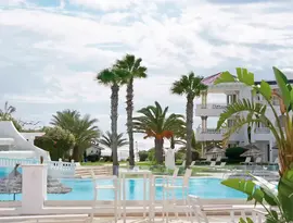 Basen i leżaki w hotelu Royal Tulip Taj Sultan 