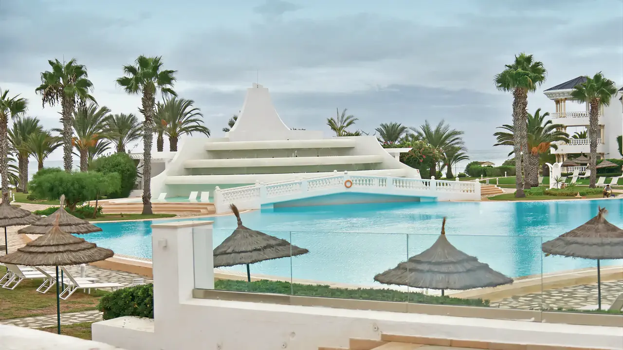 Basen i parasole w hotelu Royal Tulip Taj Sultan 