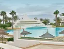 Basen i parasole w hotelu Royal Tulip Taj Sultan 