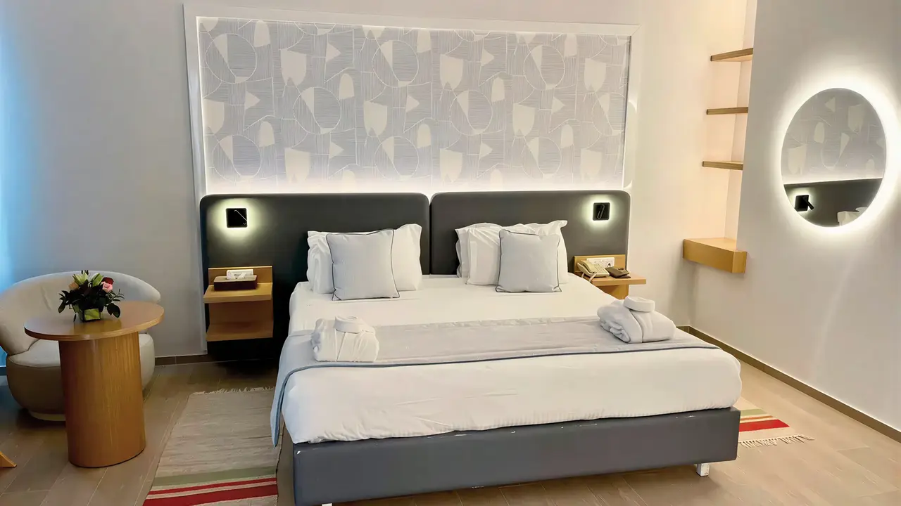 Nowoczesna sypialnia w hotelu Royal Tulip Taj Sultan 