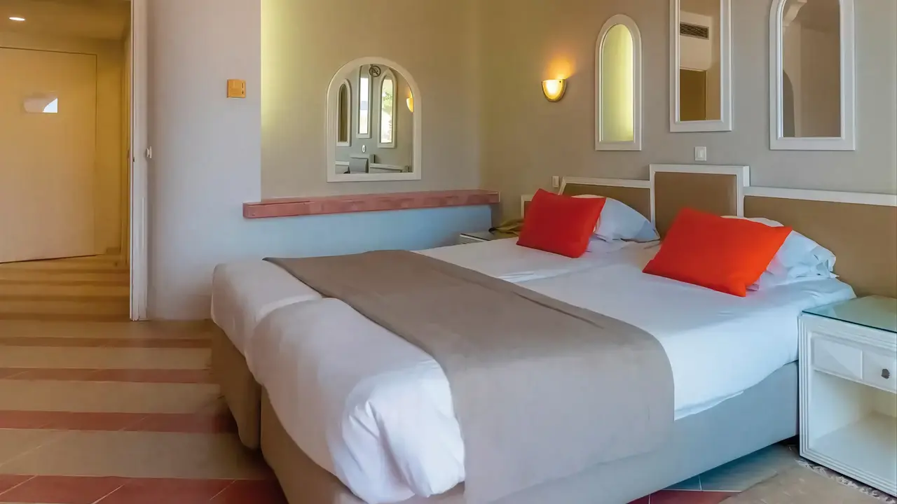 Sypialnia w Royal Tulip Taj Sultan  z dużym łóżkiem