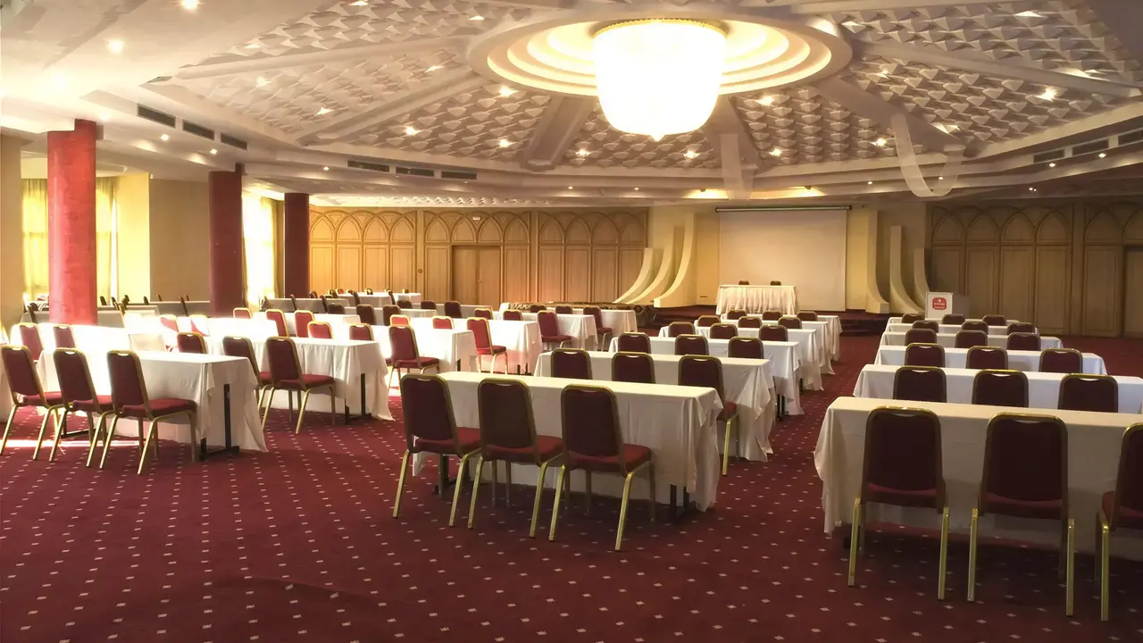 Sala konferencyjna w Royal Tulip Taj Sultan  z rzędami stołów