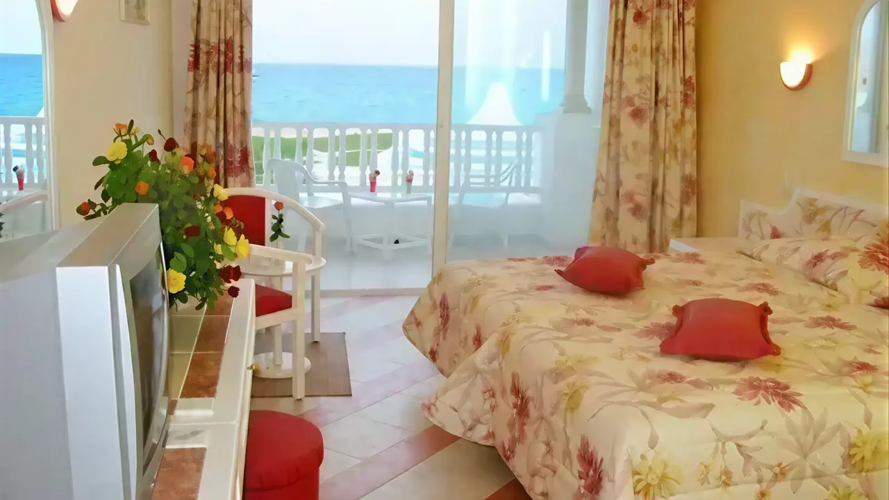 Sypialnia z widokiem na morze w Royal Tulip Taj Sultan 