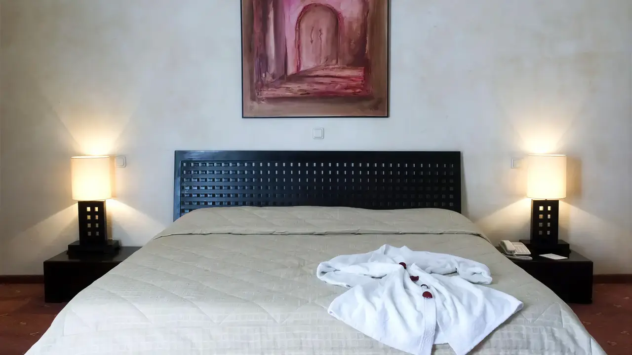 Sypialnia z łóżkiem w Royal Tulip Taj Sultan 