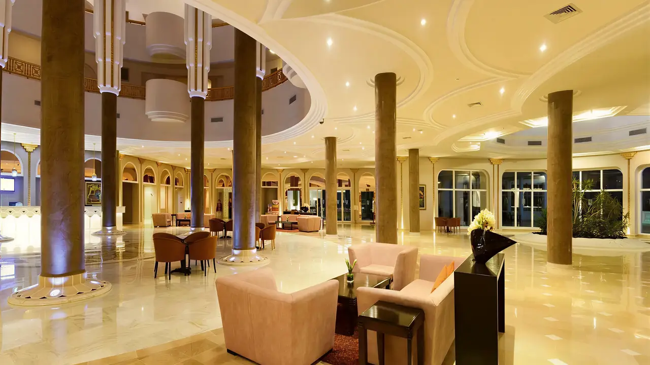 Eleganckie lobby z wygodnymi fotelami w Royal Tulip Taj Sultan 