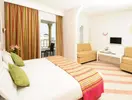Pokój z łóżkiem w hotelu Royal Tulip Taj Sultan 