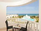 Balkon z widokiem na Royal Tulip Taj Sultan 