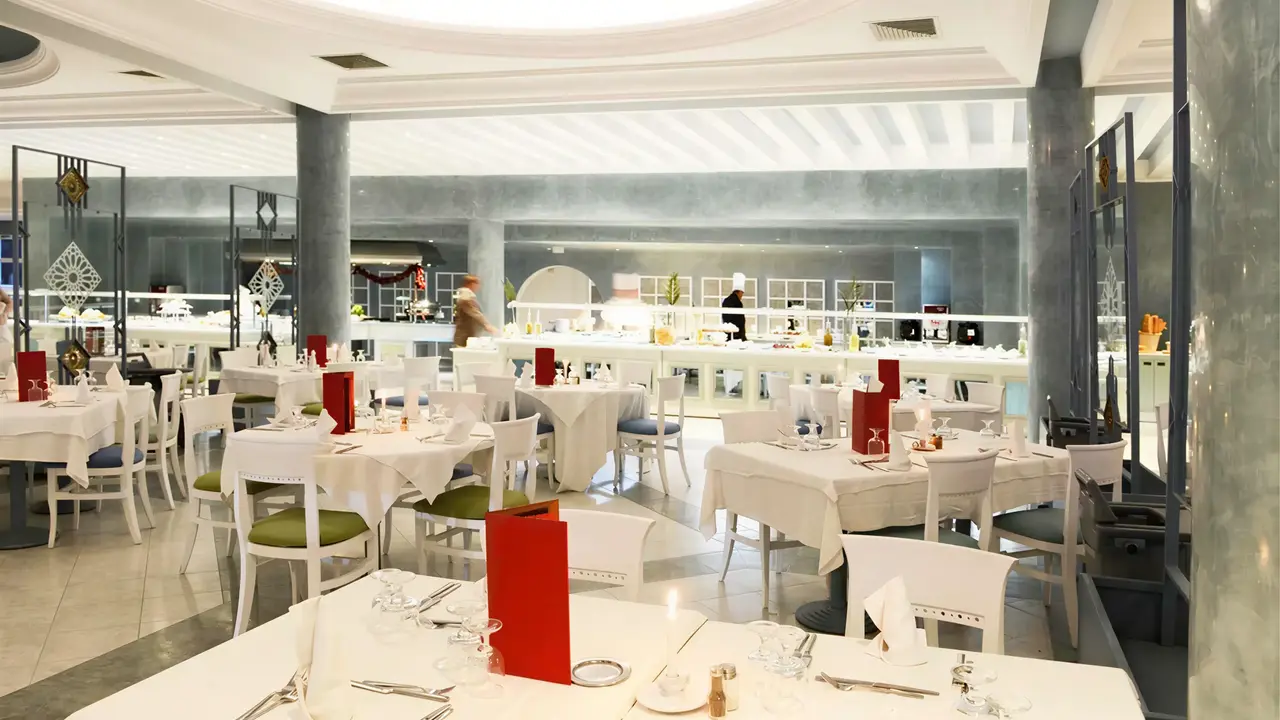 Elegancka restauracja w Royal Tulip Taj Sultan  z białymi obrusami