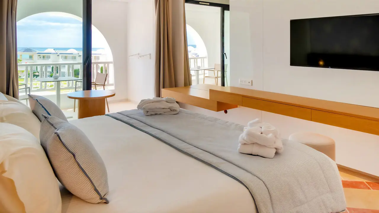 Sypialnia z widokiem na balkon w Royal Tulip Taj Sultan 