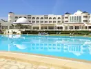 Duży basen zewnętrzny w Royal Tulip Taj Sultan 