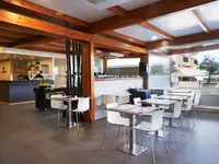 Restauracja w RR Club Amarilis z białymi krzesłami
