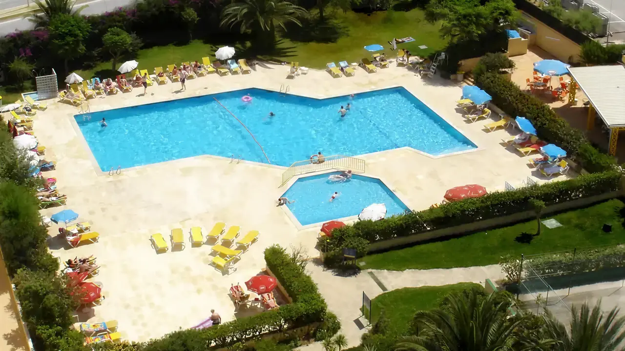 Basen z leżakami w RR Club Amarilis