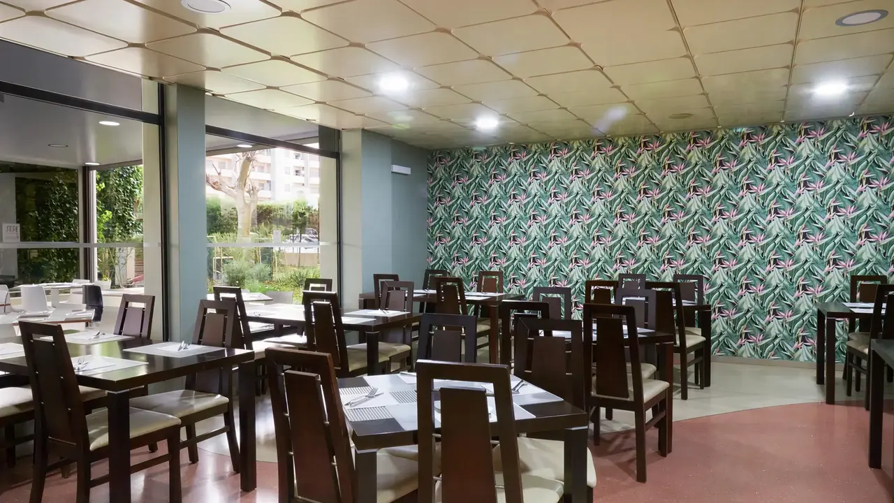 Jadalnia z ustawionymi stolikami w RR Club Amarilis