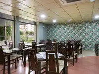Jadalnia z ustawionymi stolikami w RR Club Amarilis