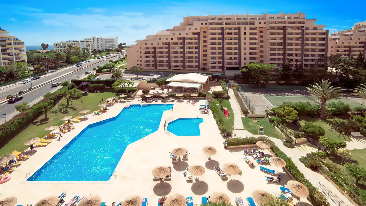 Widok na budynki i basen w RR Club Amarilis