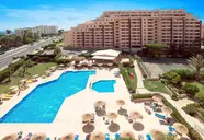 Widok na budynki i basen w RR Club Amarilis