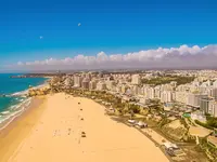 Szeroka piaszczysta plaża przy RR Club Amarilis