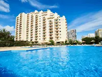 Widok na budynek i basen w RR Club Amarilis
