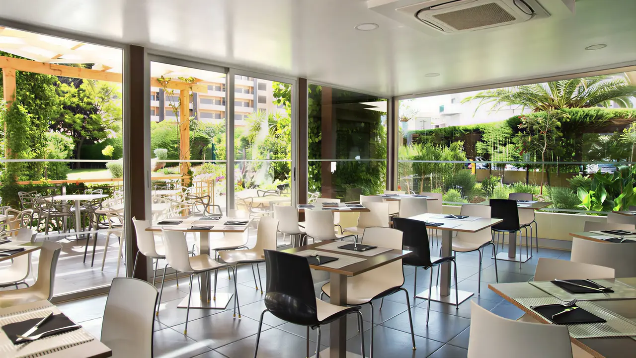 Jasna restauracja w RR Club Amarilis z widokiem na ogród