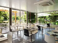 Jasna restauracja w RR Club Amarilis z widokiem na ogród