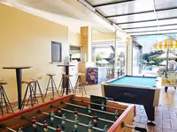 Sala gier w RR Club Amarilis z bilardem