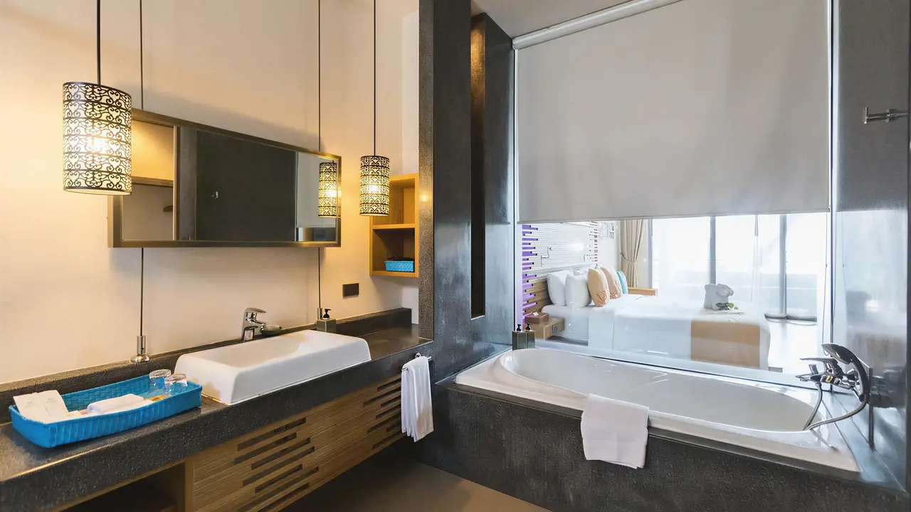 Nowoczesna łazienka w Sai Kaew z wanną