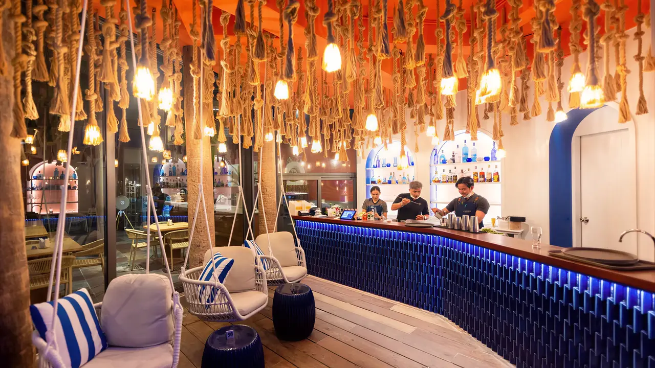 Nowoczesny bar z huśtawkami w Sai Kaew