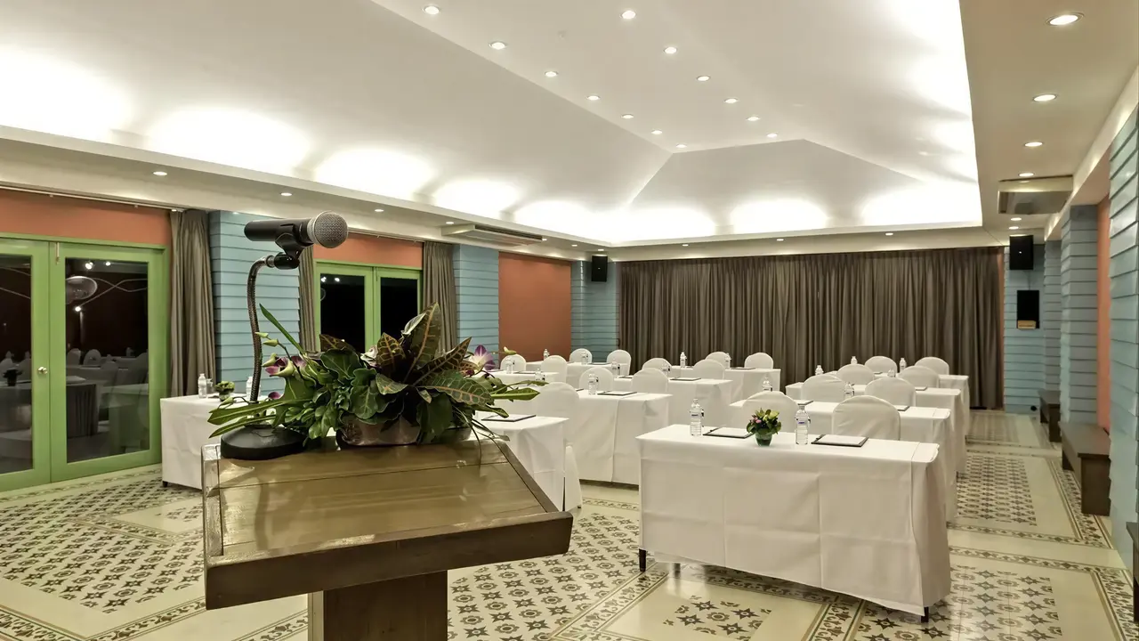 Sala konferencyjna w Sai Kaew z białymi stołami
