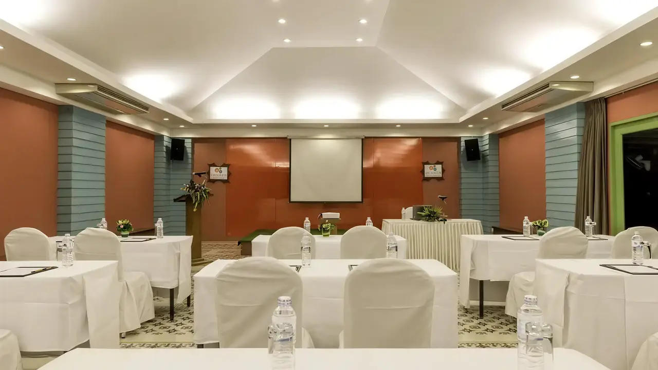Sala konferencyjna w Sai Kaew z ekranem projekcyjnym