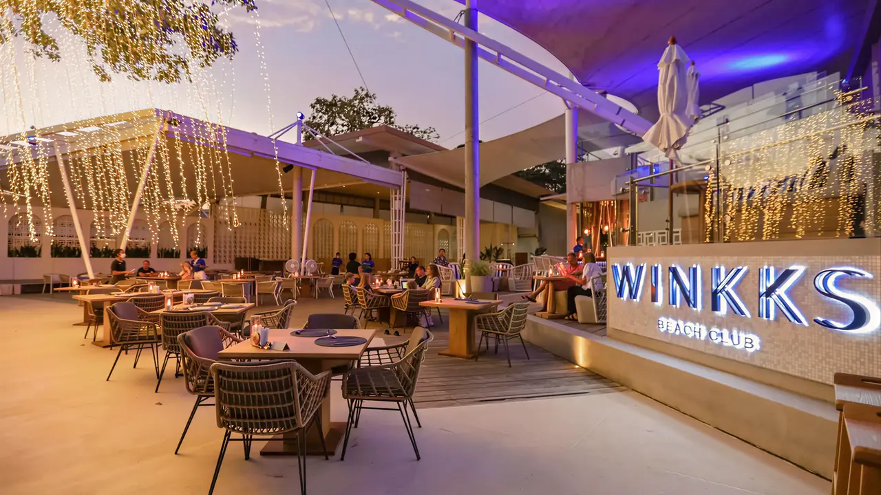 Plażowy klub Winkks w Sai Kaew wieczorem