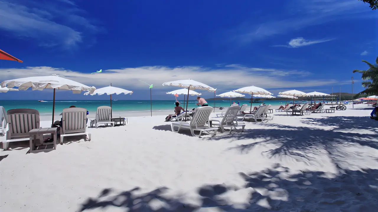 Plaża z białym piaskiem w Sai Kaew