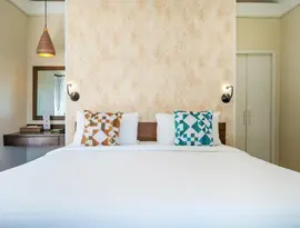 Łóżko w pokoju hotelowym w Sai Kaew