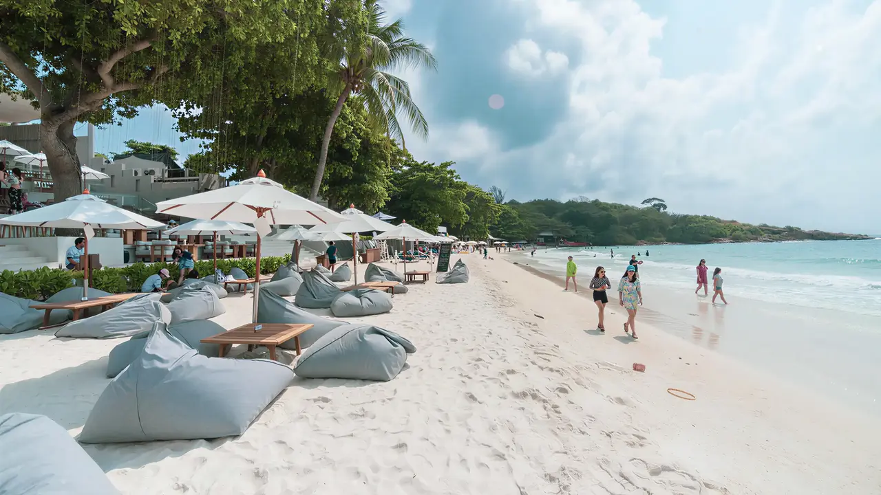 Plaża z leżakami i parasolami w Sai Kaew