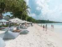 Plaża z leżakami i parasolami w Sai Kaew