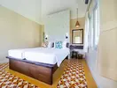 Pokój z łóżkiem w Sai Kaew