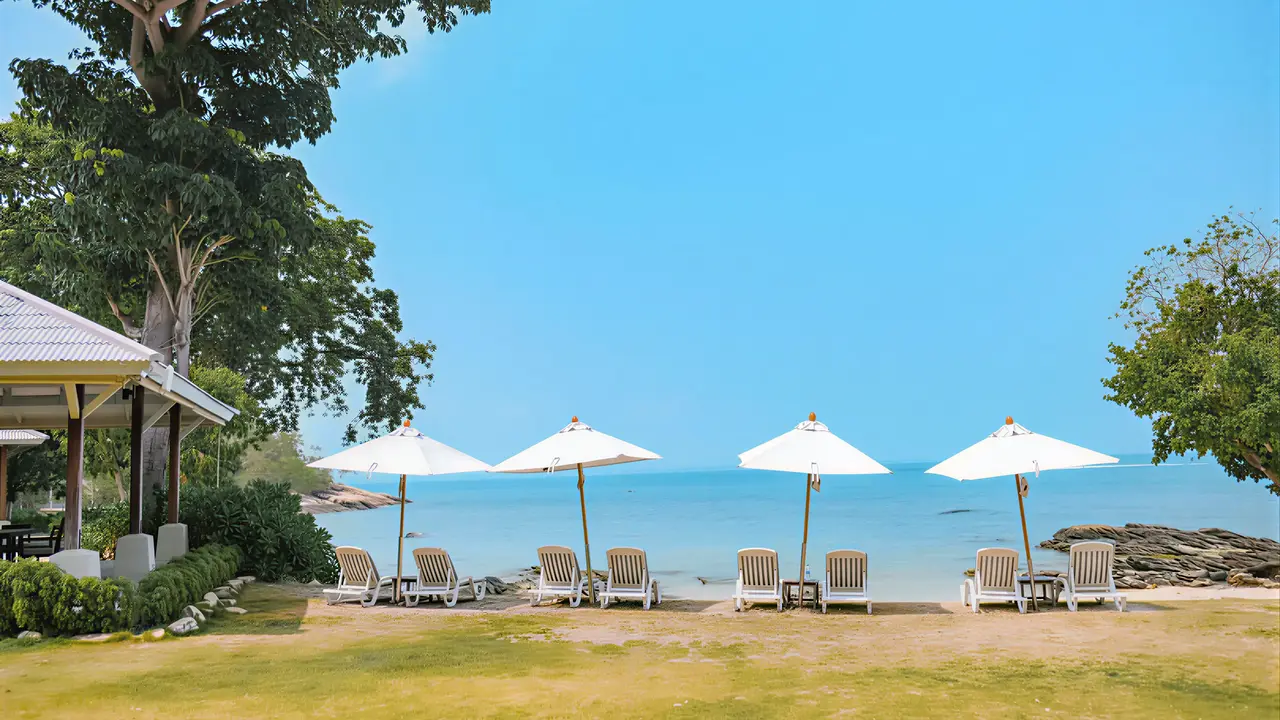 Leżaki i parasole na plaży w Sai Kaew