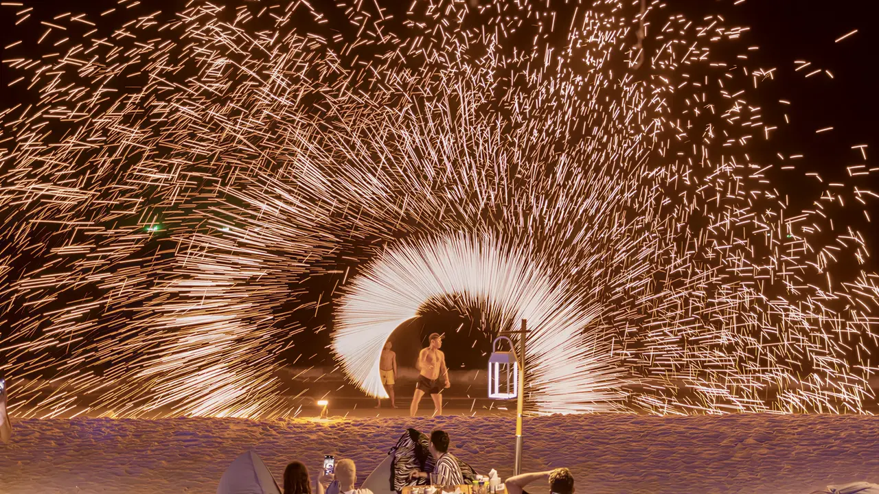 Pokaz ogniowy na plaży w Sai Kaew