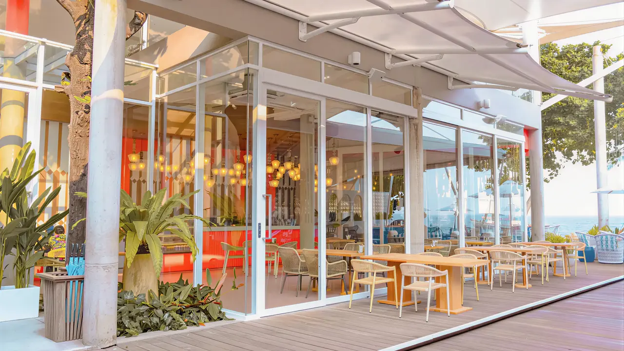 Restauracja w Sai Kaew z widokiem na zewnątrz