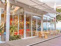 Restauracja w Sai Kaew z widokiem na zewnątrz