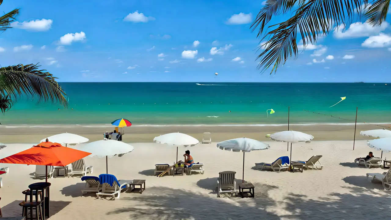 Plaża z leżakami i parasolami w Sai Kaew