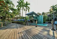 Nowoczesna architektura i drewniany taras w Sai Kaew