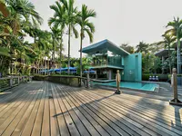 Nowoczesna architektura i drewniany taras w Sai Kaew