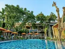 Basen z leżakami w Sai Kaew