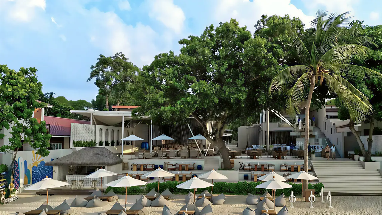 Leżaki i parasole na plaży w Sai Kaew