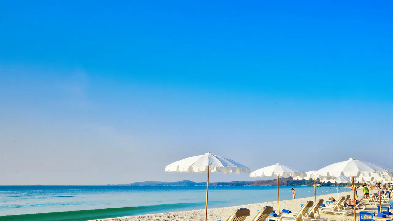 Plaża z białym piaskiem w Sai Kaew