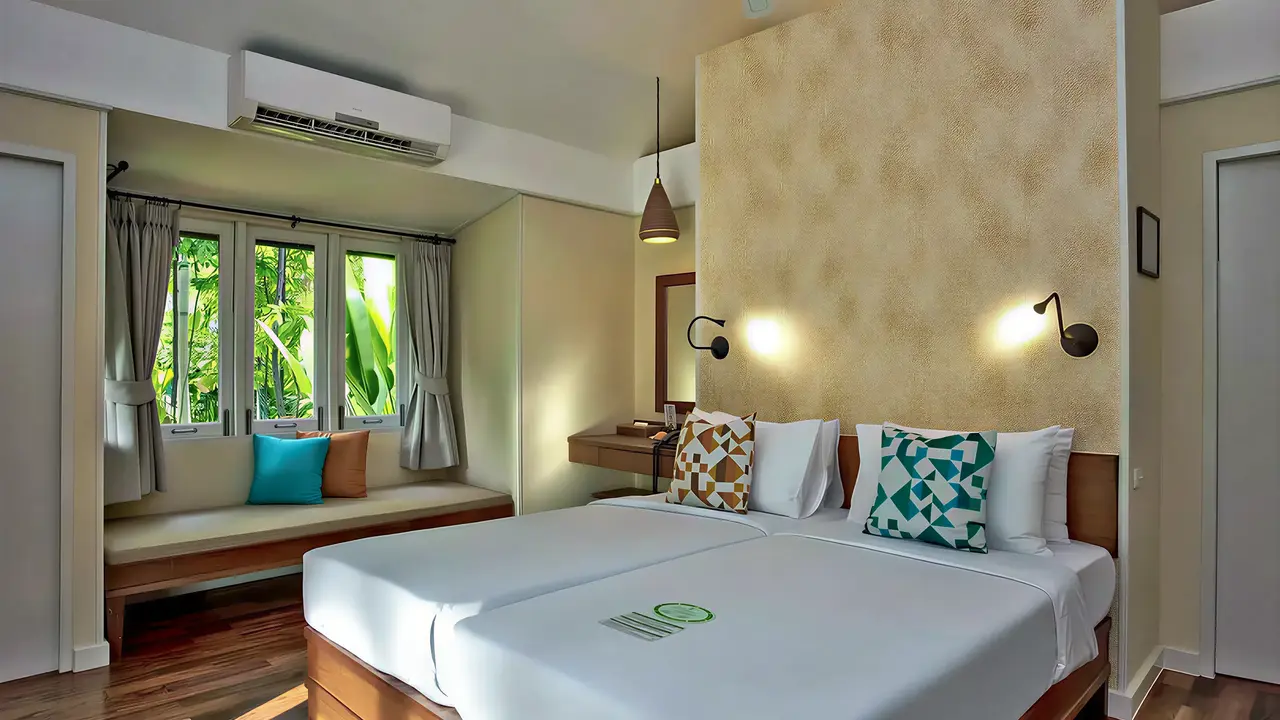 Sypialnia z łóżkami w hotelu Sai Kaew