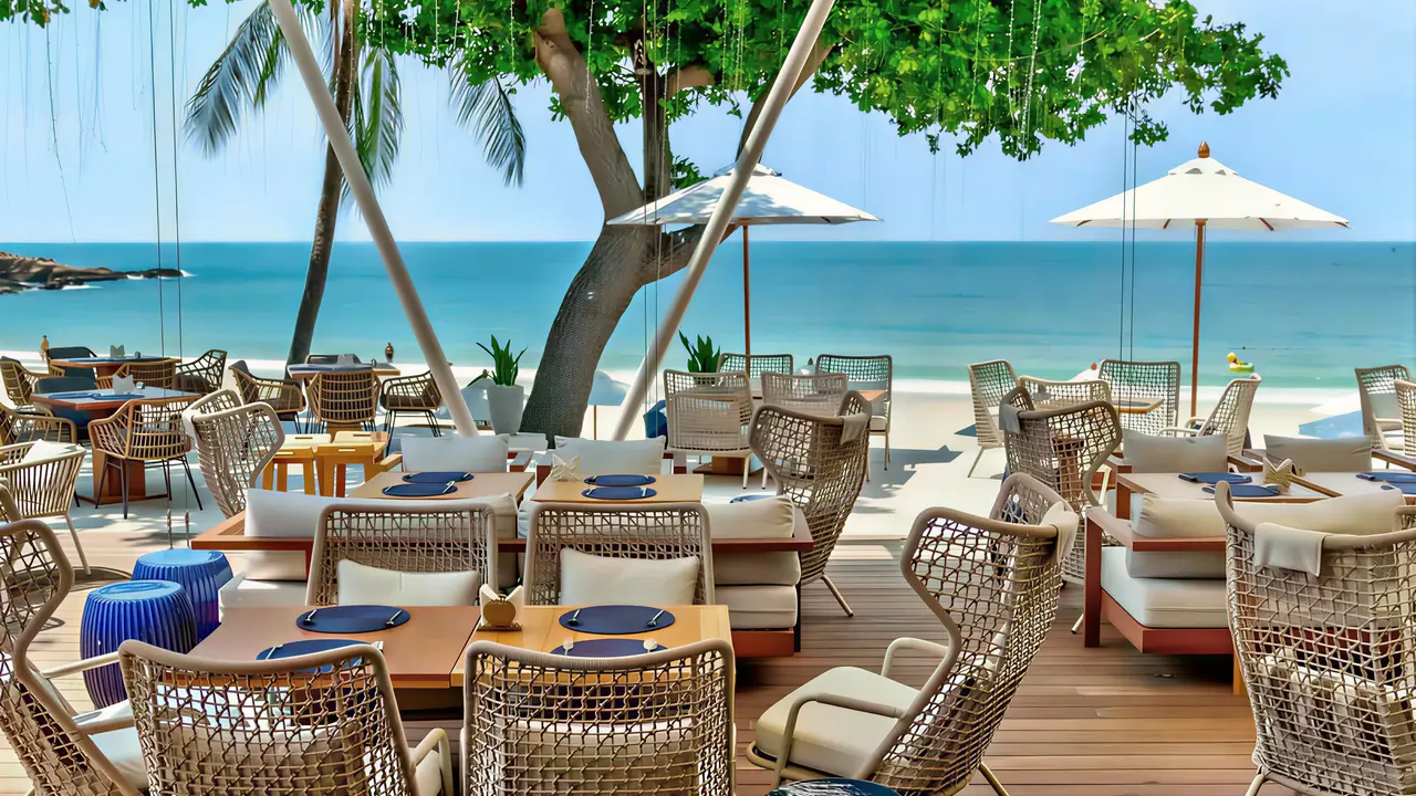 Taras restauracyjny przy plaży w Sai Kaew