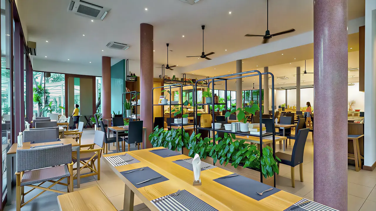 Restauracja w hotelu Sai Kaew z drewnianymi stołami