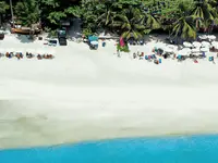 Piaszczysta plaża z parasolami w Sai Kaew