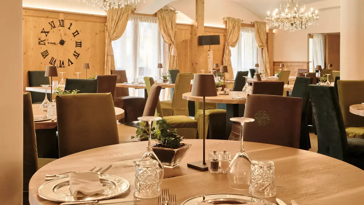 Elegancka restauracja w Salvadori z nakrytymi stołami